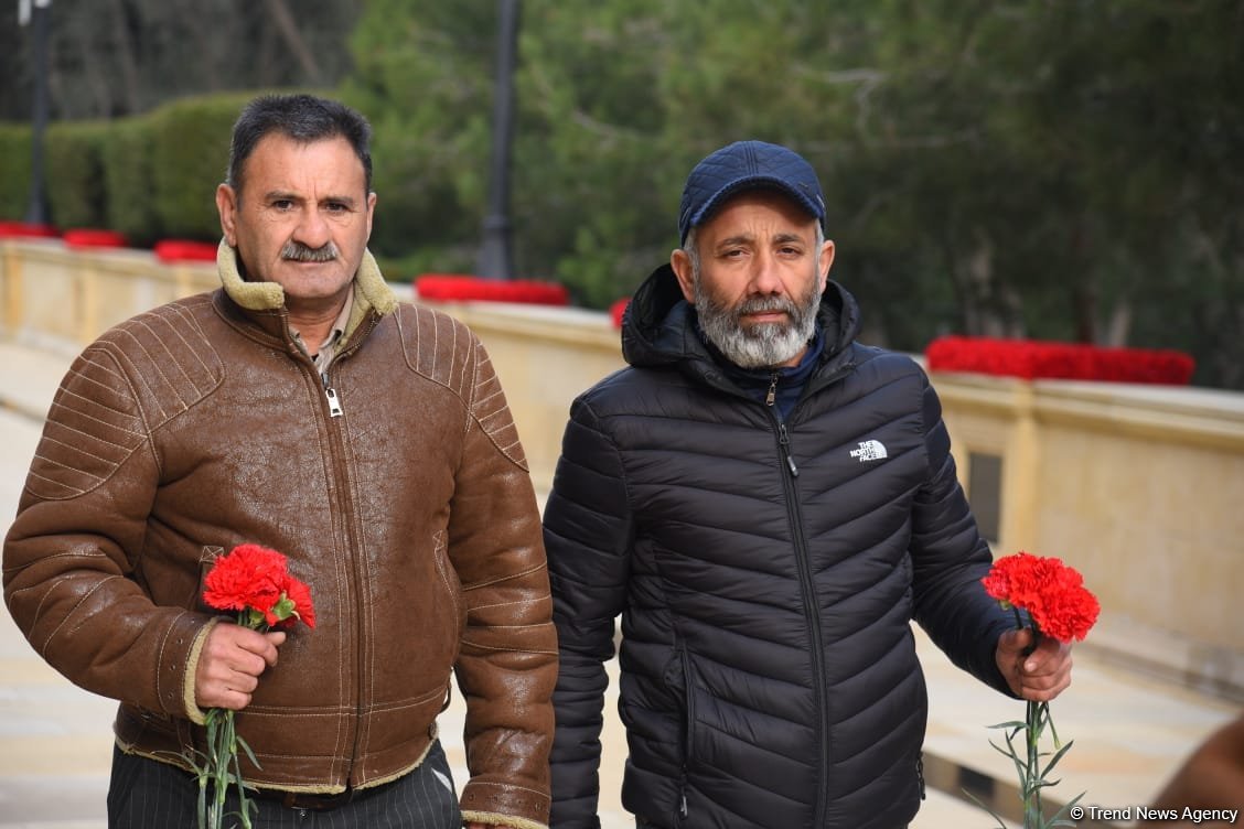 Azərbaycan xalqı 20 Yanvar faciəsi qurbanlarının əziz xatirəsini yad edir (FOTO)