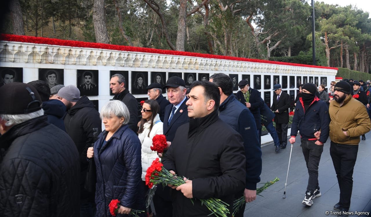 Azərbaycan xalqı 20 Yanvar faciəsi qurbanlarının əziz xatirəsini yad edir (FOTO)