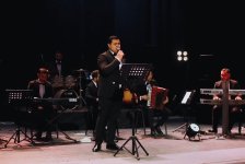 Mübariz Tağıyev Gəncə Dövlət Filarmoniyasında ilk dəfə solo konsert proqramı ilə çıxış edib (FOTO)