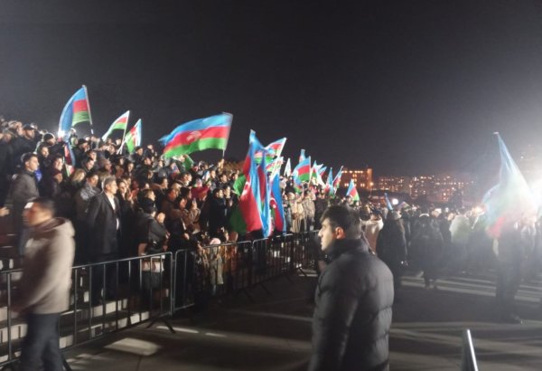 İlham Əliyevin Prezident seçkilərində qələbəsi Bakıda Heydər Əliyev Mərkəzinin parkında qeyd olunur (FOTO/VİDEO)