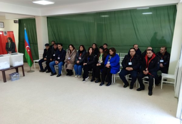 Bakının bir sıra rayonlarında seçicilər seçkilərdə fəal səs verirlər (FOTO)