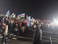 İlham Əliyevin Prezident seçkilərində qələbəsi Bakıda Heydər Əliyev Mərkəzinin parkında qeyd olunur (FOTO/VİDEO)
