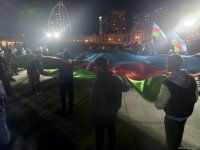 İlham Əliyevin Prezident seçkilərində qələbəsi Bakıda Heydər Əliyev Mərkəzinin parkında qeyd olunur (FOTO/VİDEO)