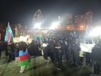 İlham Əliyevin Prezident seçkilərində qələbəsi Bakıda Heydər Əliyev Mərkəzinin parkında qeyd olunur (FOTO/VİDEO)