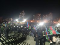 İlham Əliyevin Prezident seçkilərində qələbəsi Bakıda Heydər Əliyev Mərkəzinin parkında qeyd olunur (FOTO/VİDEO)