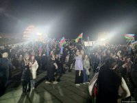İlham Əliyevin Prezident seçkilərində qələbəsi Bakıda Heydər Əliyev Mərkəzinin parkında qeyd olunur (FOTO/VİDEO)