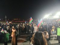 İlham Əliyevin Prezident seçkilərində qələbəsi Bakıda Heydər Əliyev Mərkəzinin parkında qeyd olunur (FOTO/VİDEO)