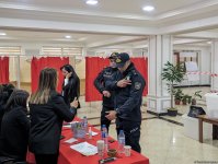 Polis əməkdaşları səsvermədə fəal iştirak edirlər (FOTO)
