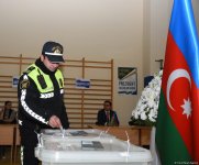 Vətəndaşlıq vəzifəsi - Hər kəs səsverməyə gəlir (FOTO)