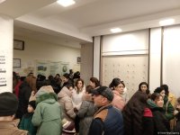 Azərbaycanda növbədənkənar Prezident seçkiləri: Məntəqələrdə seçici izdihamı (FOTO)
