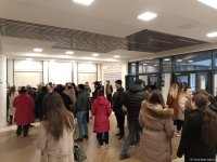 Azərbaycanda növbədənkənar Prezident seçkiləri: Məntəqələrdə seçici izdihamı (FOTO)