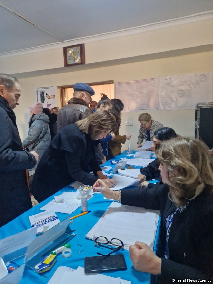 Bahar Muradova səs verdi (FOTO)
