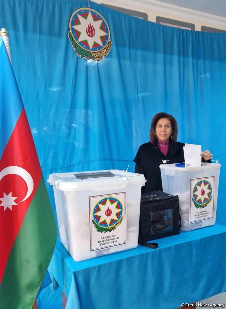 Bahar Muradova səs verdi (FOTO)