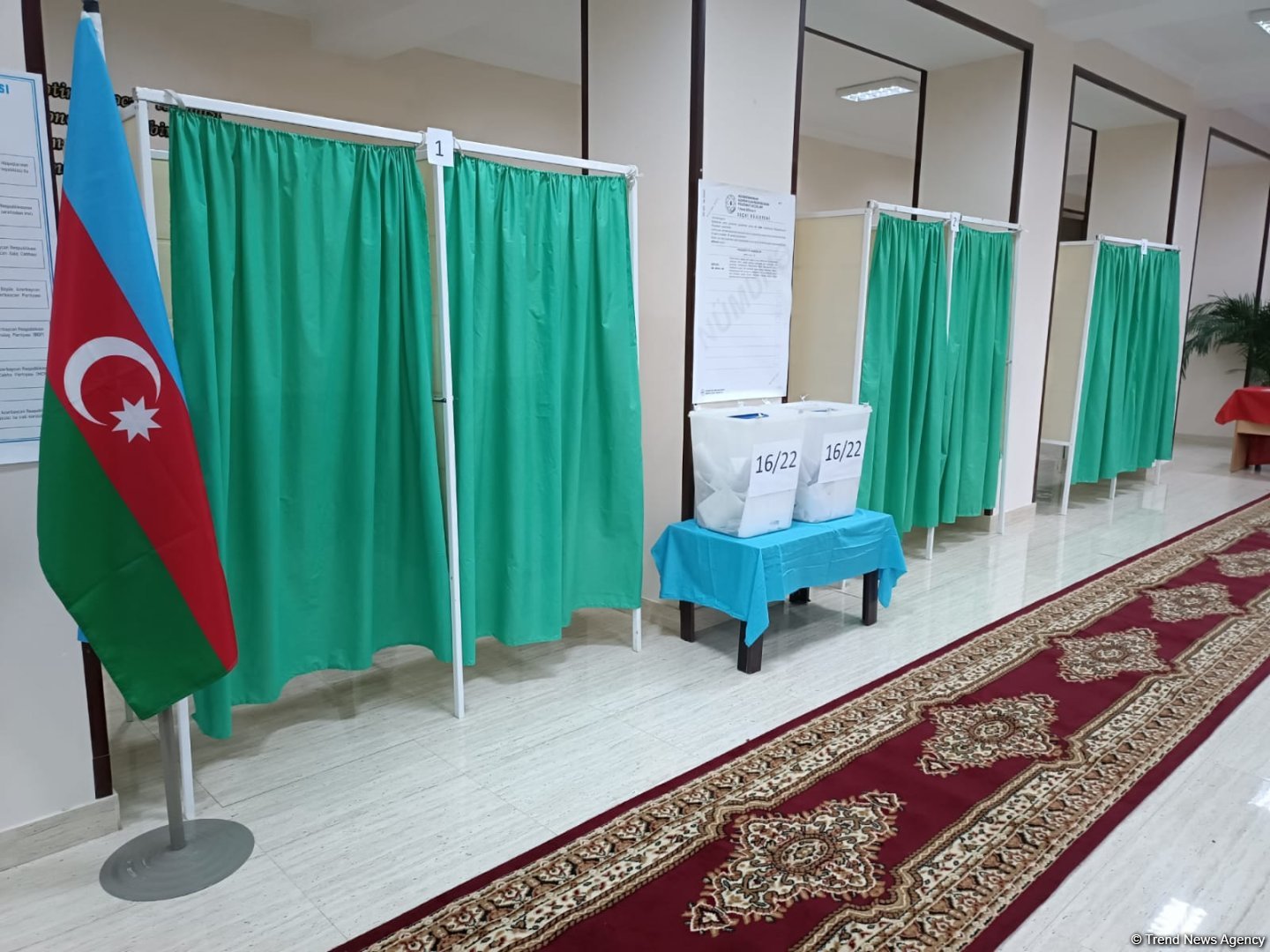 Azərbaycanda Prezident seçkilərində seçicilərin fəallığı davam edir (FOTO)