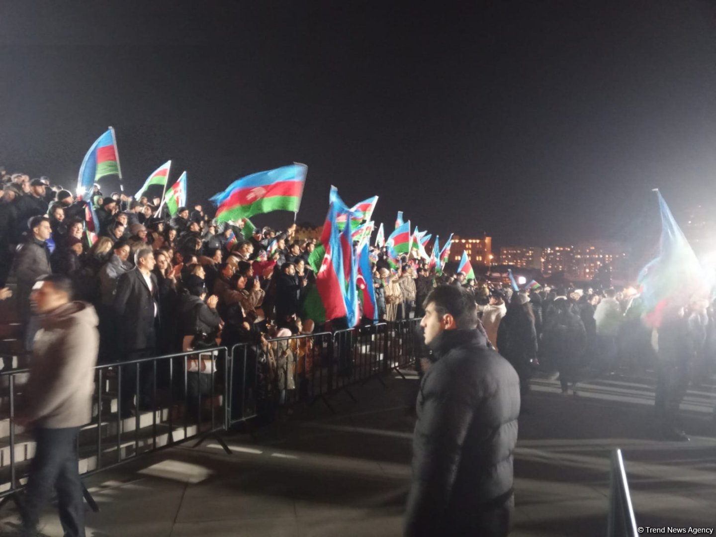 İlham Əliyevin Prezident seçkilərində qələbəsi Bakıda Heydər Əliyev Mərkəzinin parkında qeyd olunur (FOTO/VİDEO)