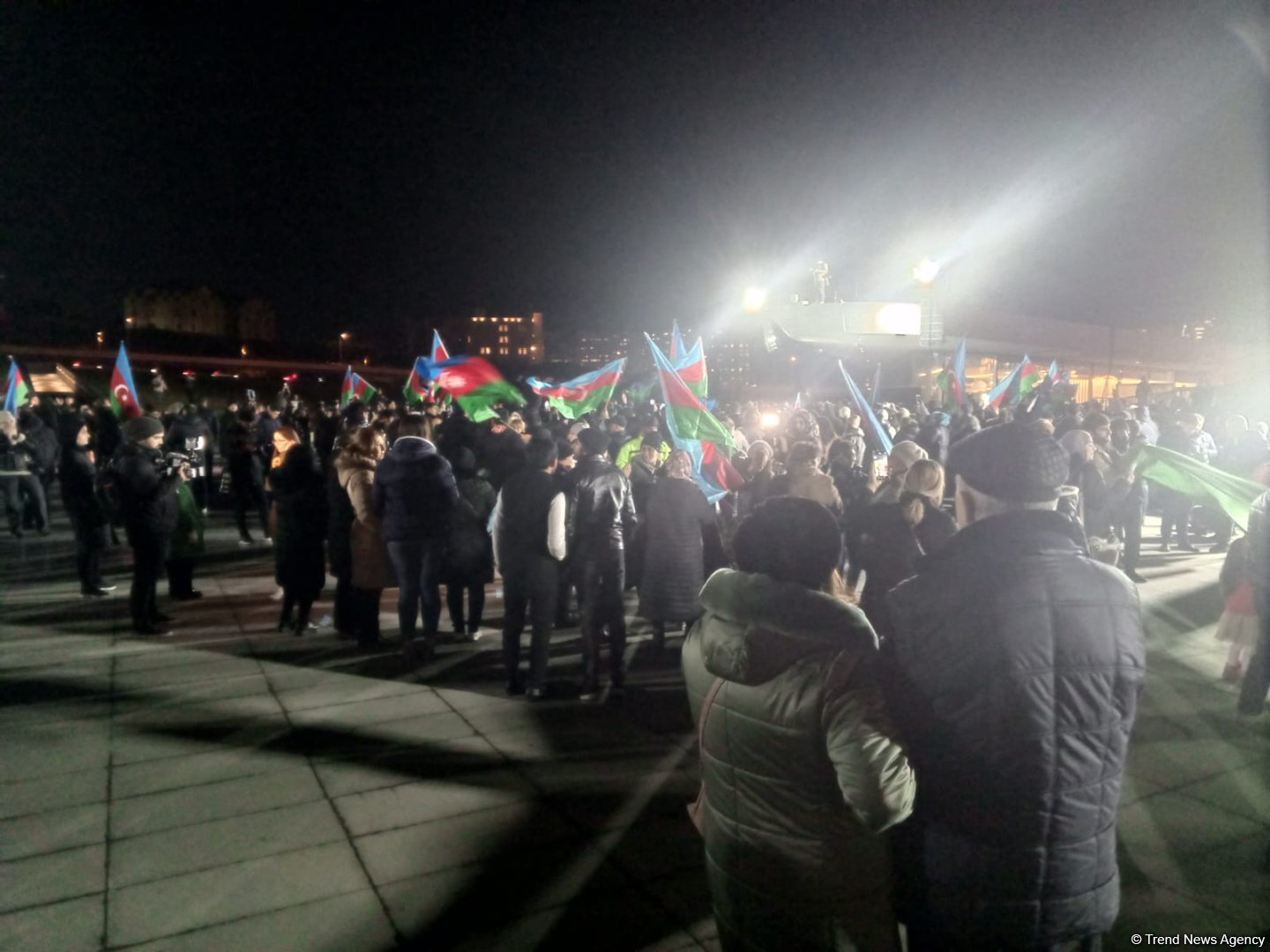 İlham Əliyevin Prezident seçkilərində qələbəsi Bakıda Heydər Əliyev Mərkəzinin parkında qeyd olunur (FOTO/VİDEO)