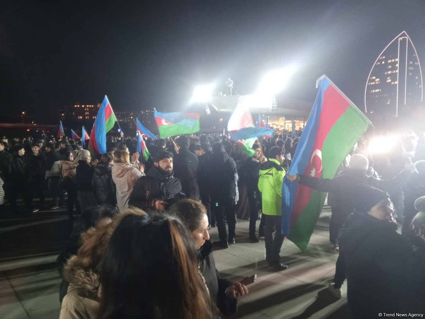 İlham Əliyevin Prezident seçkilərində qələbəsi Bakıda Heydər Əliyev Mərkəzinin parkında qeyd olunur (FOTO/VİDEO)