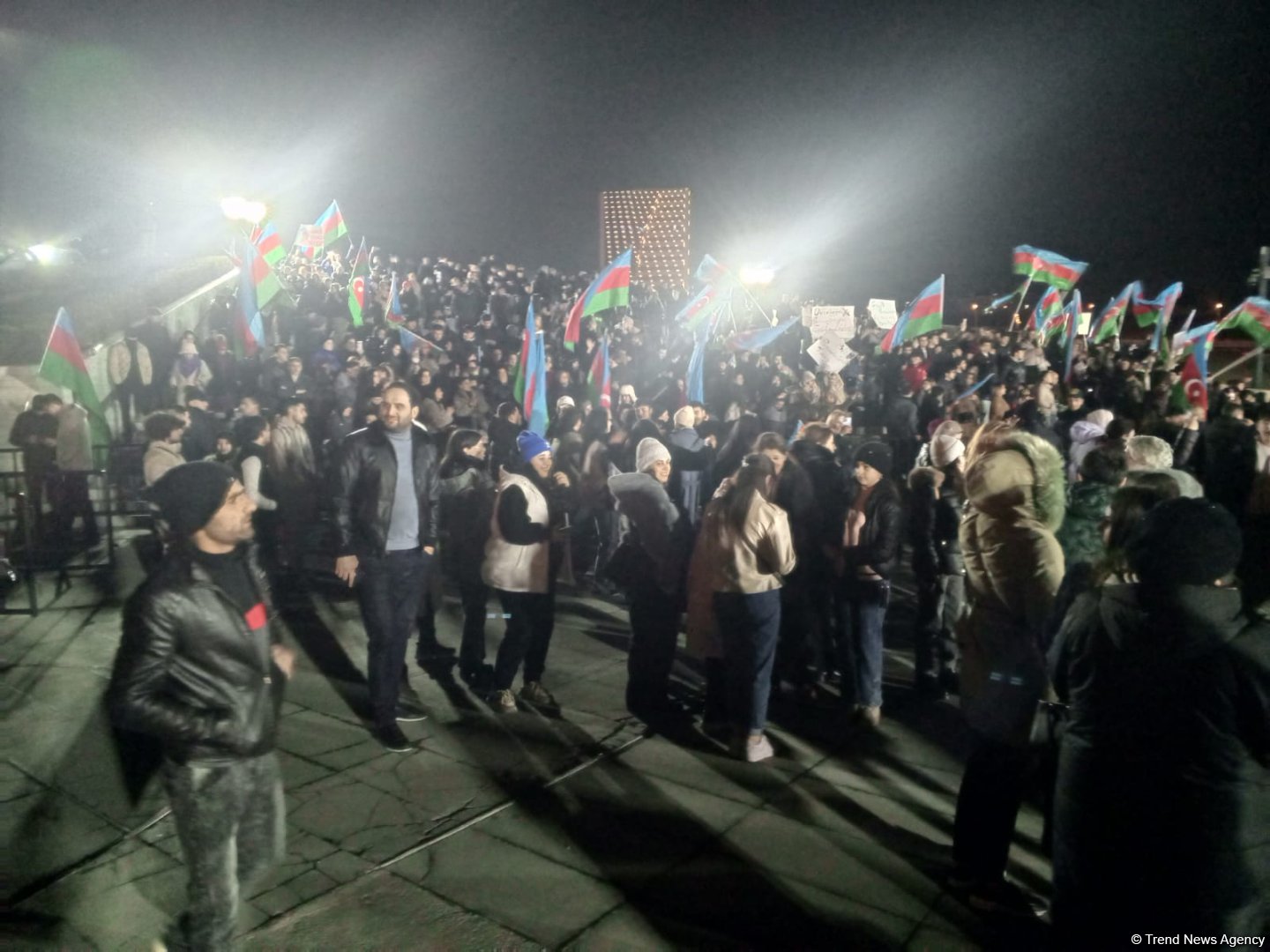 İlham Əliyevin Prezident seçkilərində qələbəsi Bakıda Heydər Əliyev Mərkəzinin parkında qeyd olunur (FOTO/VİDEO)