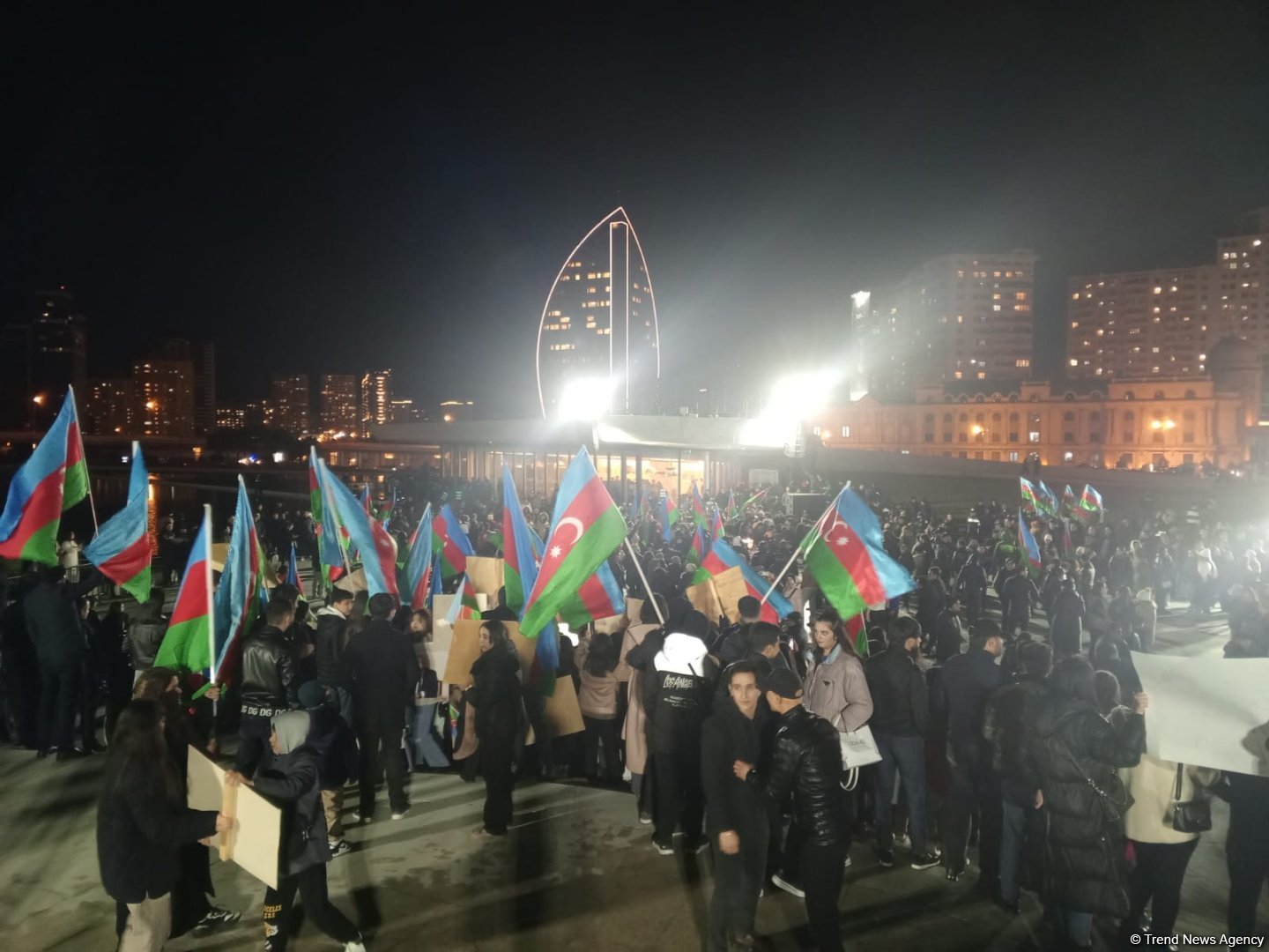 İlham Əliyevin Prezident seçkilərində qələbəsi Bakıda Heydər Əliyev Mərkəzinin parkında qeyd olunur (FOTO/VİDEO)