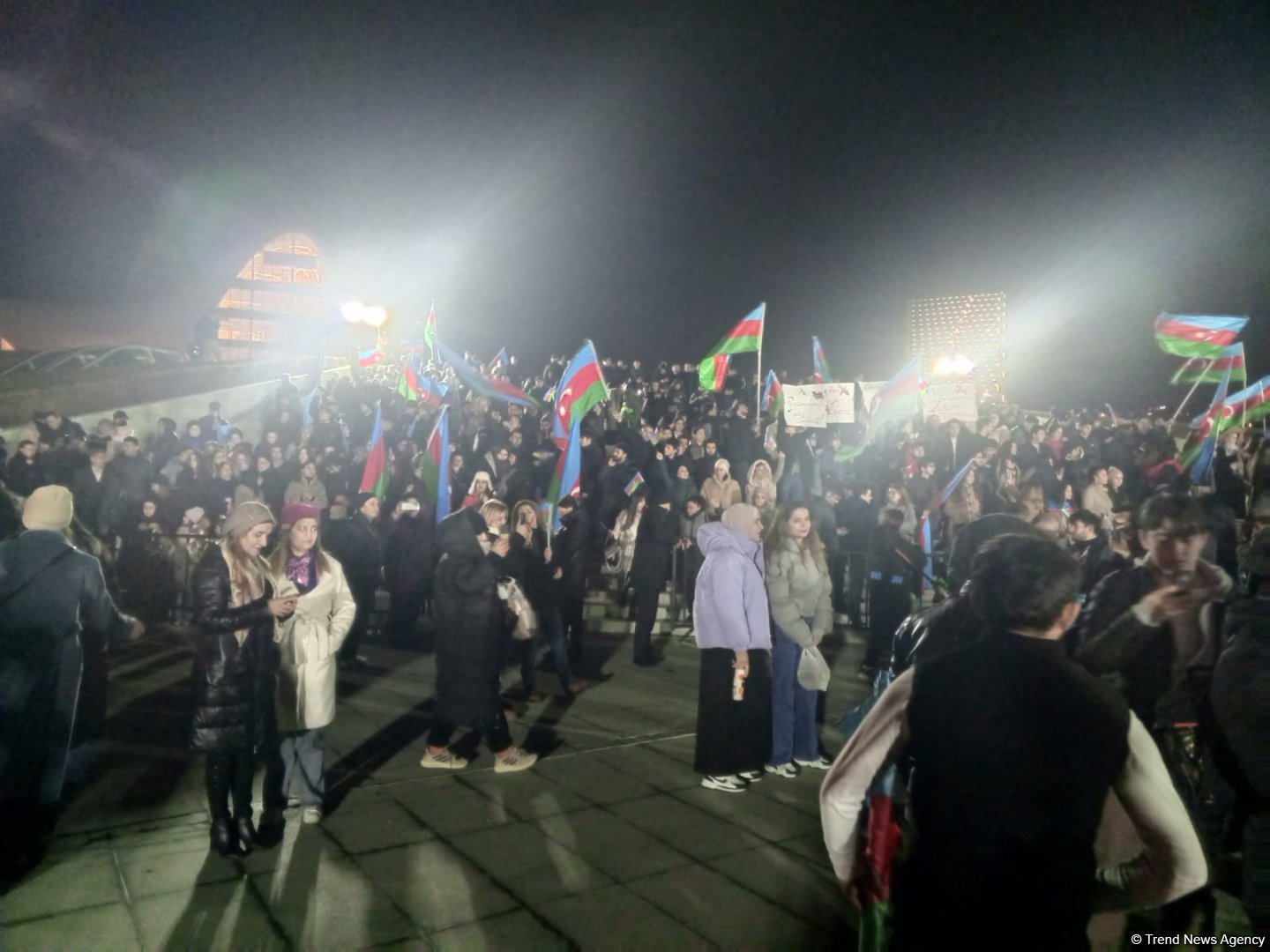 İlham Əliyevin Prezident seçkilərində qələbəsi Bakıda Heydər Əliyev Mərkəzinin parkında qeyd olunur (FOTO/VİDEO)