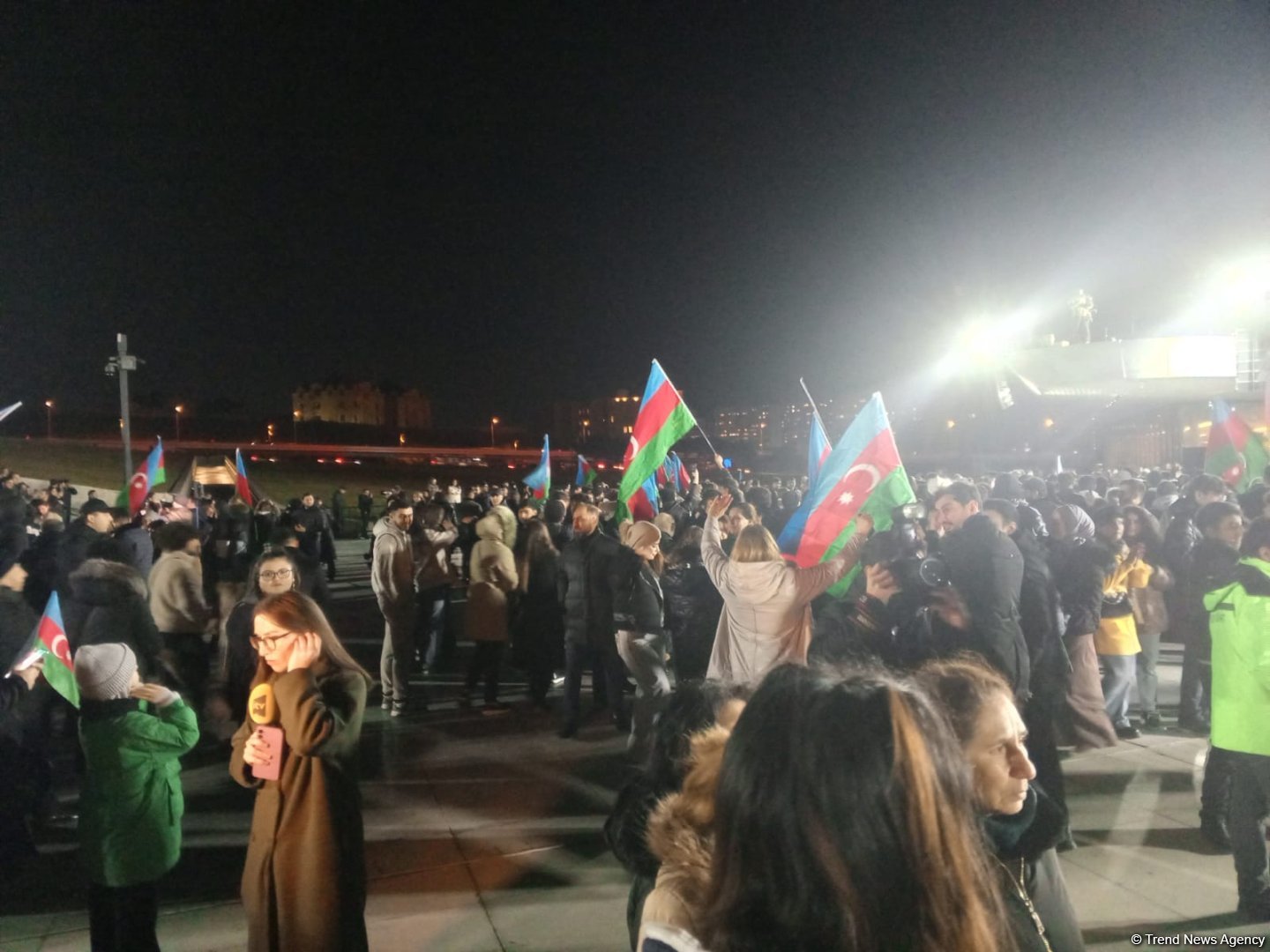 İlham Əliyevin Prezident seçkilərində qələbəsi Bakıda Heydər Əliyev Mərkəzinin parkında qeyd olunur (FOTO/VİDEO)
