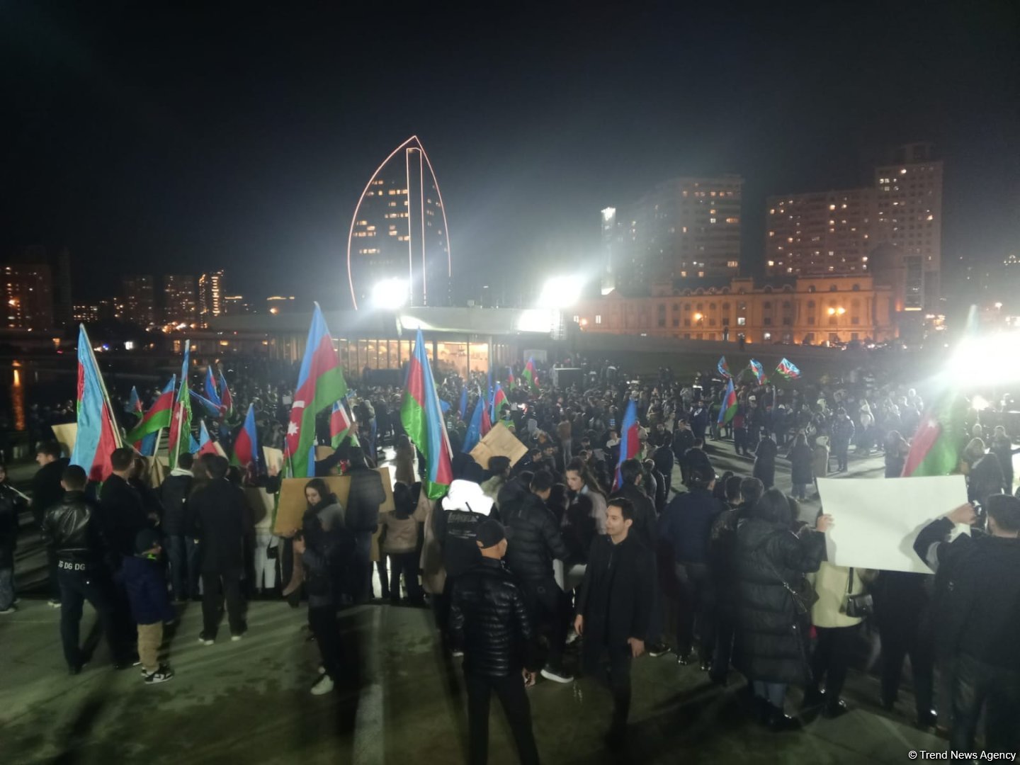 İlham Əliyevin Prezident seçkilərində qələbəsi Bakıda Heydər Əliyev Mərkəzinin parkında qeyd olunur (FOTO/VİDEO)