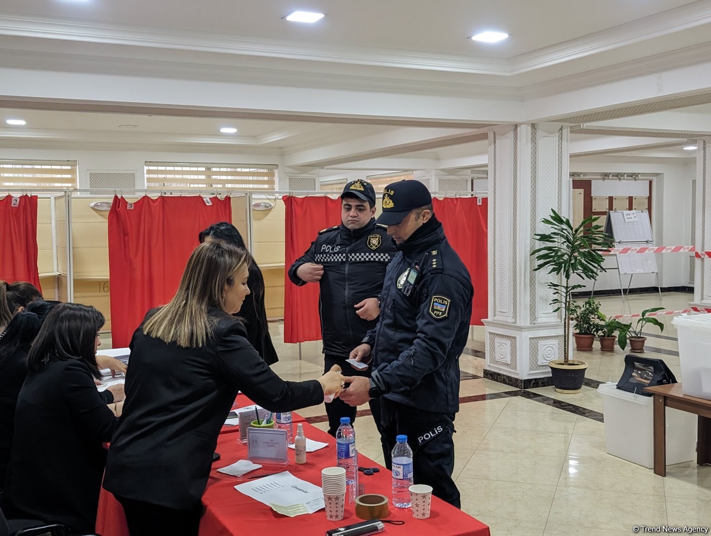 Polis əməkdaşları səsvermədə fəal iştirak edirlər (FOTO)
