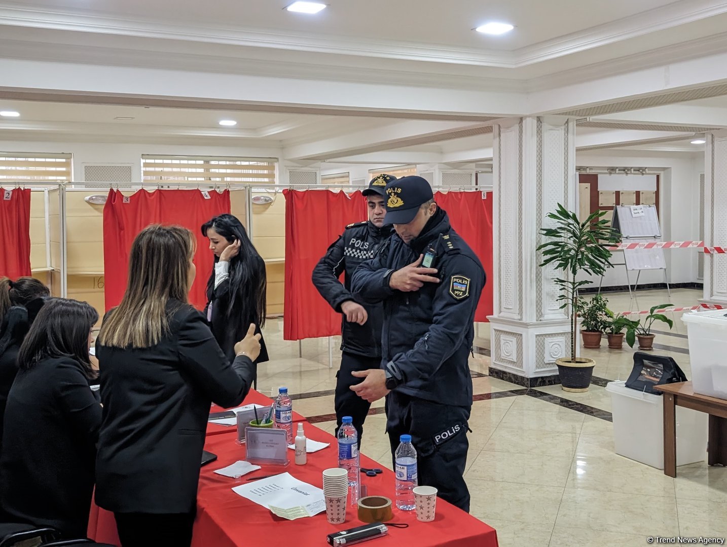 Polis əməkdaşları səsvermədə fəal iştirak edirlər (FOTO)