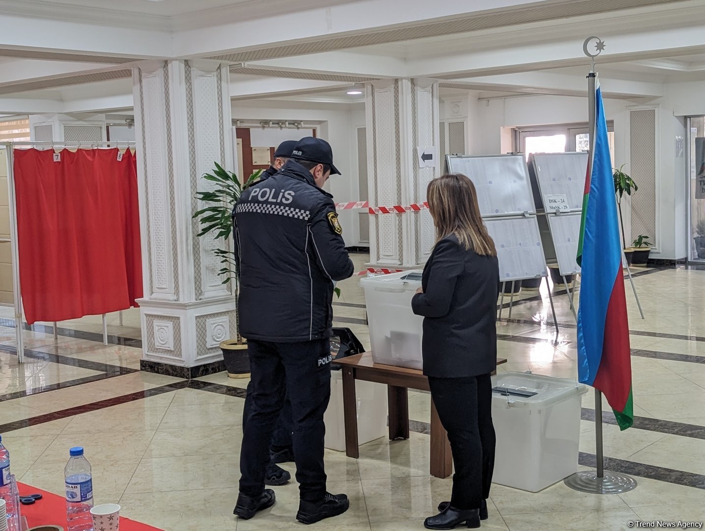 Polis əməkdaşları səsvermədə fəal iştirak edirlər (FOTO)
