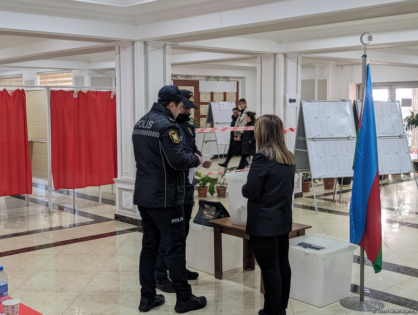 Polis əməkdaşları səsvermədə fəal iştirak edirlər (FOTO)