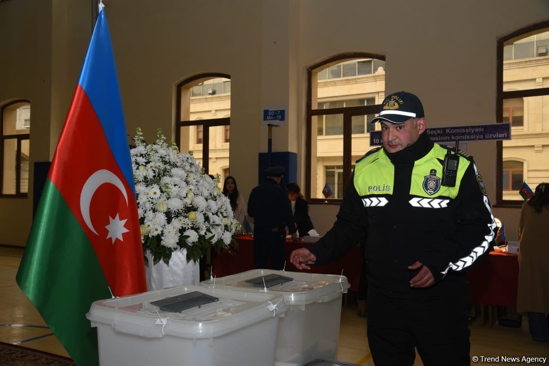 Vətəndaşlıq vəzifəsi - Hər kəs səsverməyə gəlir (FOTO)