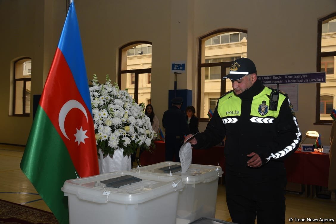 Vətəndaşlıq vəzifəsi - Hər kəs səsverməyə gəlir (FOTO)