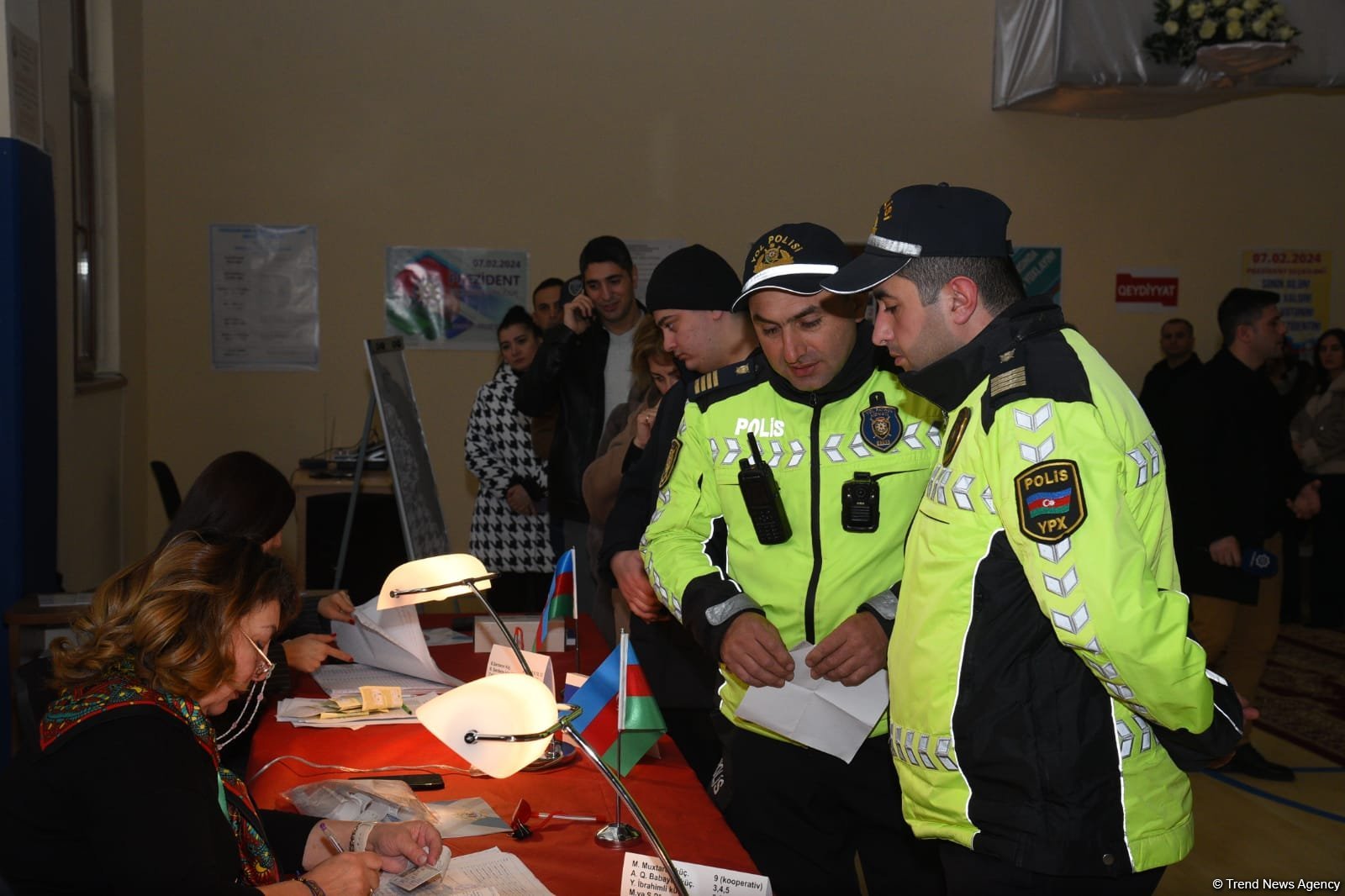 Vətəndaşlıq vəzifəsi - Hər kəs səsverməyə gəlir (FOTO)
