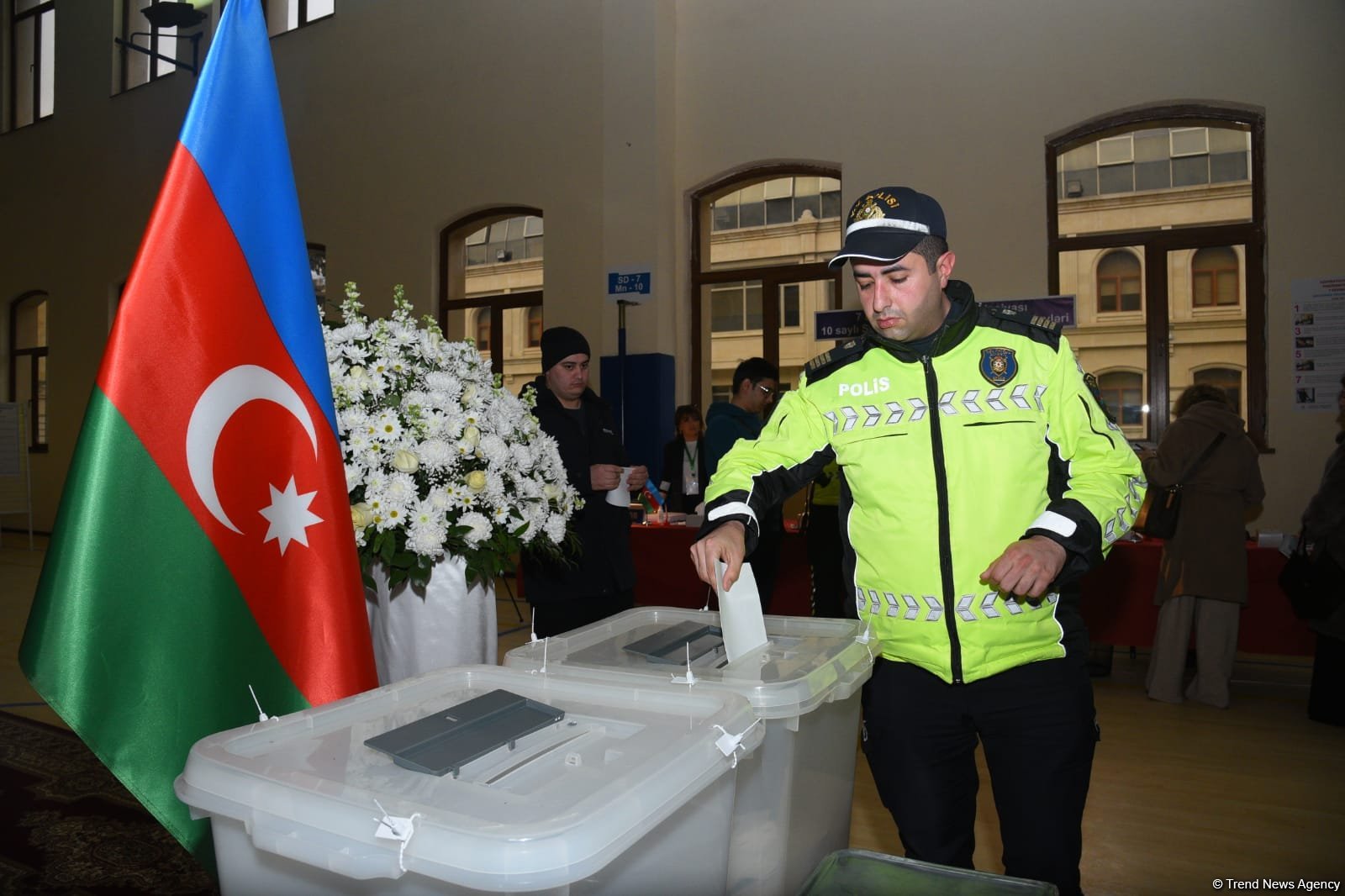 Vətəndaşlıq vəzifəsi - Hər kəs səsverməyə gəlir (FOTO)