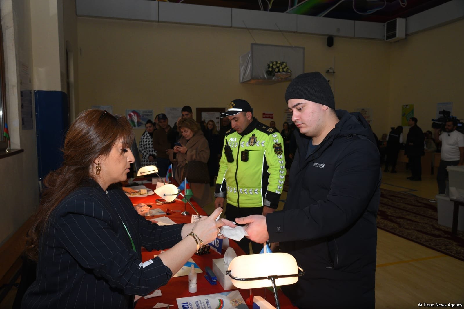 Vətəndaşlıq vəzifəsi - Hər kəs səsverməyə gəlir (FOTO)