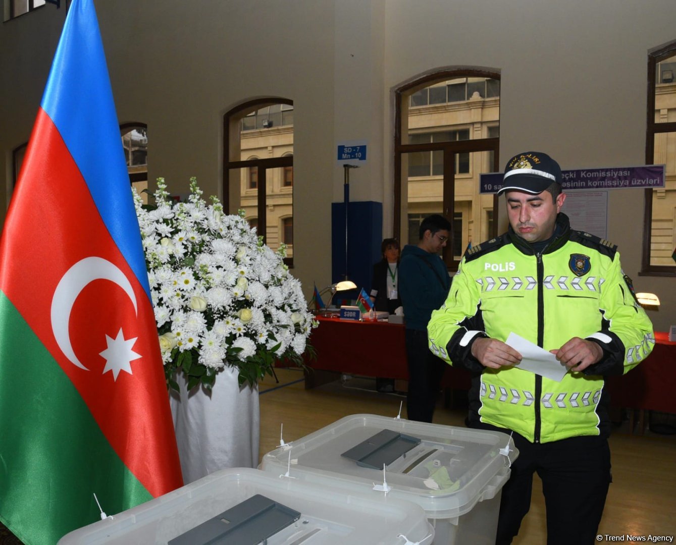 Vətəndaşlıq vəzifəsi - Hər kəs səsverməyə gəlir (FOTO)