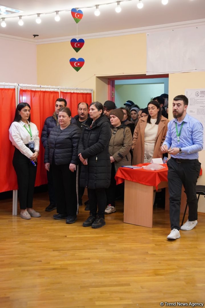 Azərbaycanda növbədənkənar Prezident seçkiləri: Məntəqələrdə seçici izdihamı (FOTO)