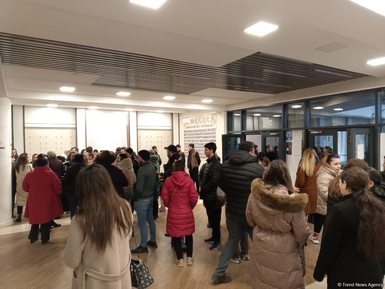 Azərbaycanda növbədənkənar Prezident seçkiləri: Məntəqələrdə seçici izdihamı (FOTO)
