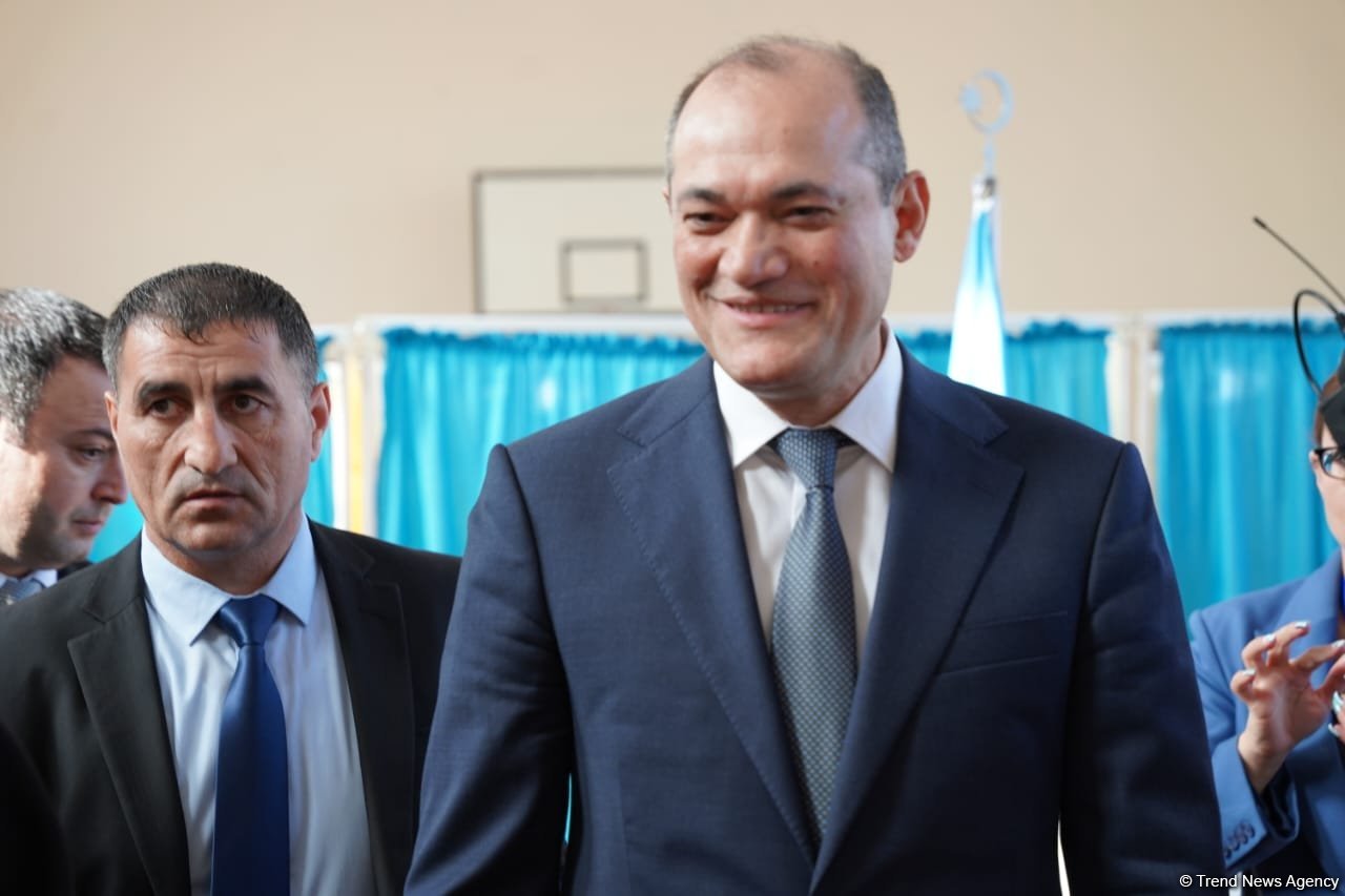 Razi Nurullayev səs verdi (FOTO)