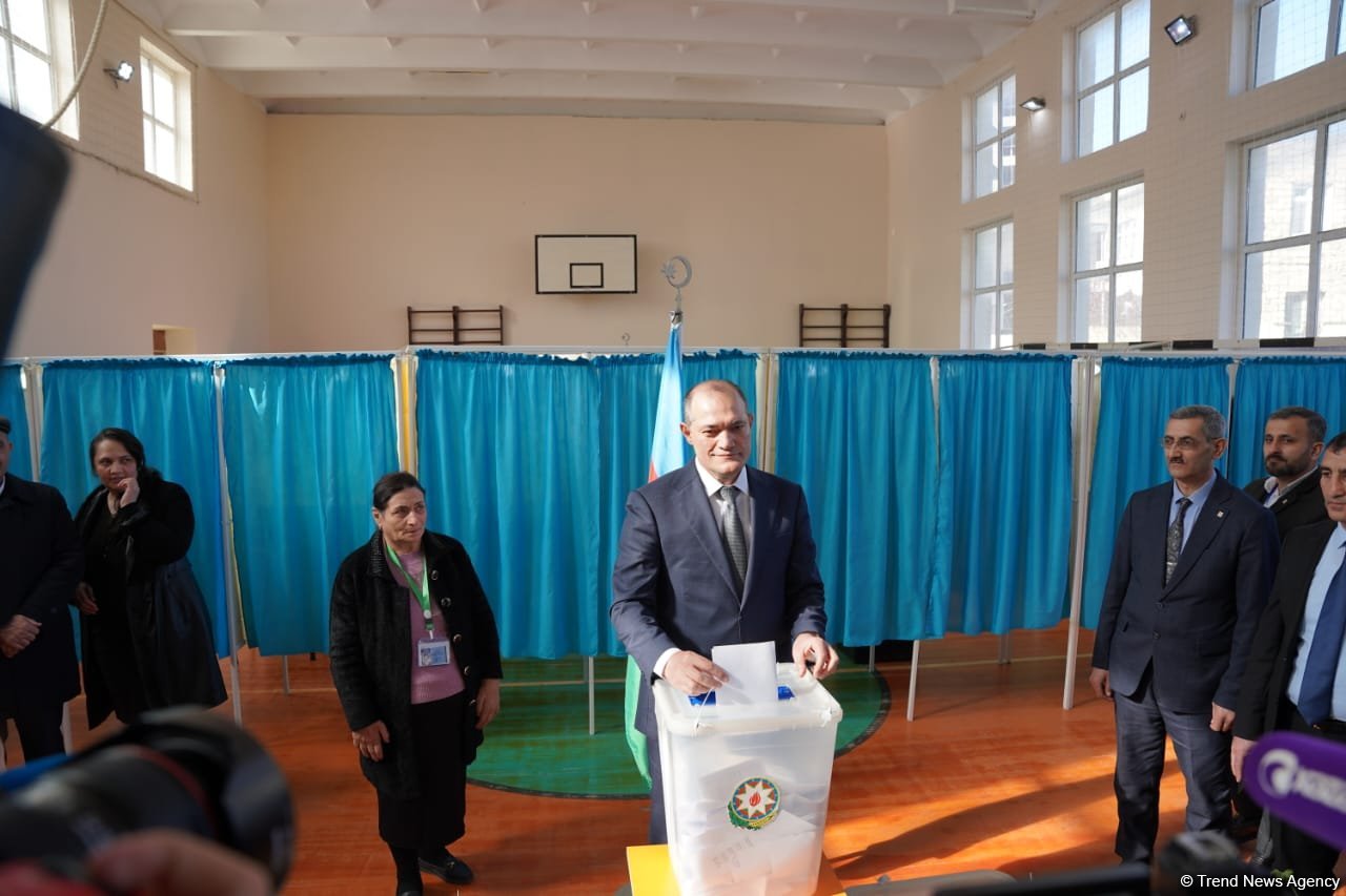 Razi Nurullayev səs verdi (FOTO)