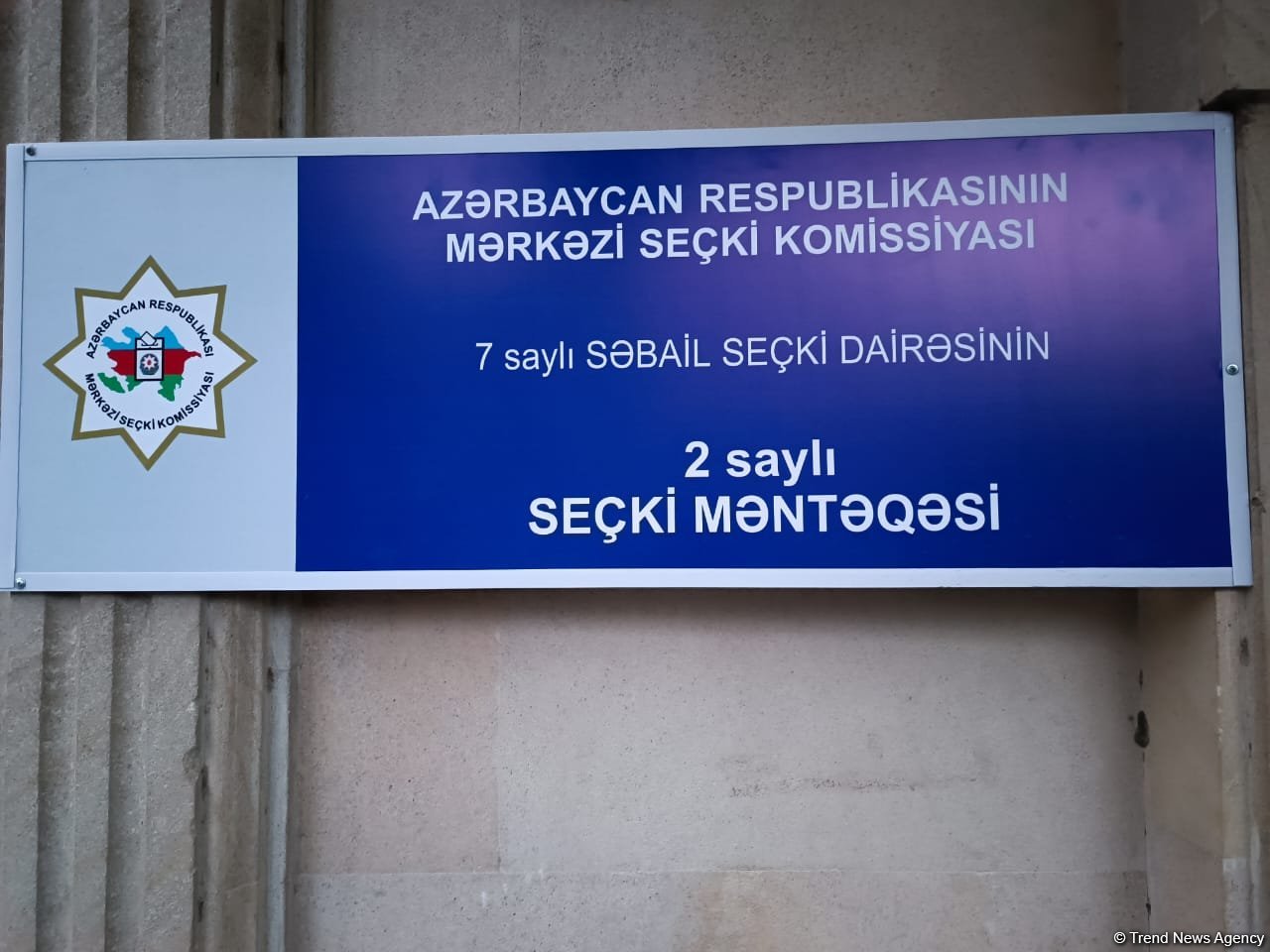 Hələ seçki məntəqələri açılmamışdan səs vermək istəyən vətəndaşların növbəsi yaranmağa başlayıb (FOTO)