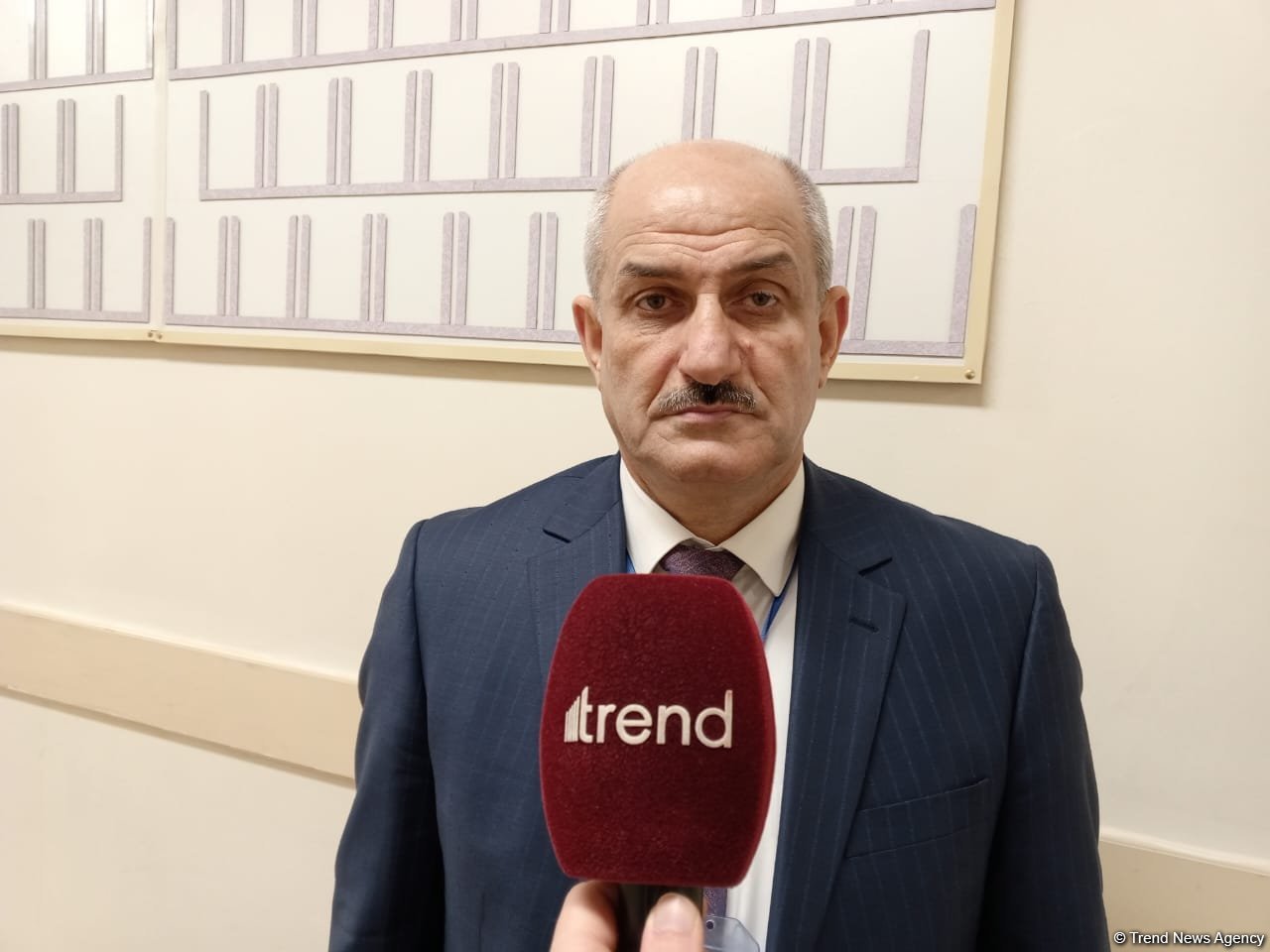 Səhər saatlarından xeyli sayda vətəndaş seçki məntəqələrinə gəlir - Məntəqə sədri