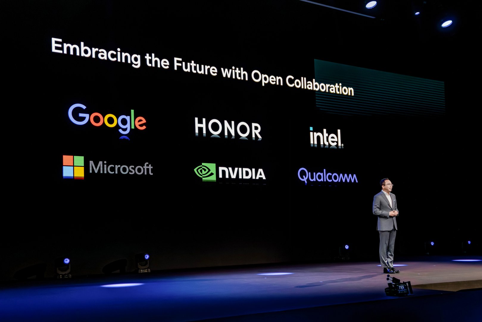 HONOR “MWC 2024”-də hər ssenarisi “AI” ilə gücləndirilmiş yeni strategiyasını təqdim edir