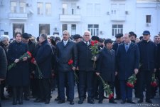 Dövlət və hökumət rəsmiləri Xocalı soyqırımı abidəsini ziyarət ediblər (FOTO)