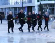 Dövlət və hökumət rəsmiləri Xocalı soyqırımı abidəsini ziyarət ediblər (FOTO)