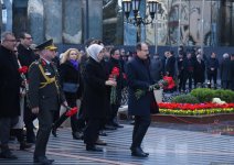 Dövlət və hökumət rəsmiləri Xocalı soyqırımı abidəsini ziyarət ediblər (FOTO)