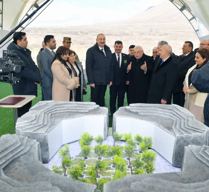 Prezident İlham Əliyev Xocalıda soyqırımı memorialının təməlini qoyub və rayon ictimaiyyətinin nümayəndələri ilə görüşüb (YENİLƏNİB) (FOTO/VİDEO)