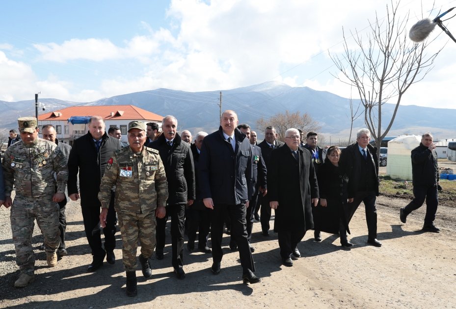 Prezident İlham Əliyev Xocalıda soyqırımı memorialının təməlini qoyub və rayon ictimaiyyətinin nümayəndələri ilə görüşüb (YENİLƏNİB) (FOTO/VİDEO)