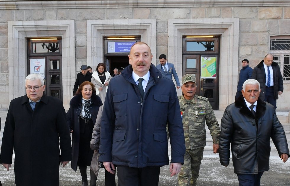 Prezident İlham Əliyev Xocalıda soyqırımı memorialının təməlini qoyub və rayon ictimaiyyətinin nümayəndələri ilə görüşüb (YENİLƏNİB) (FOTO/VİDEO)