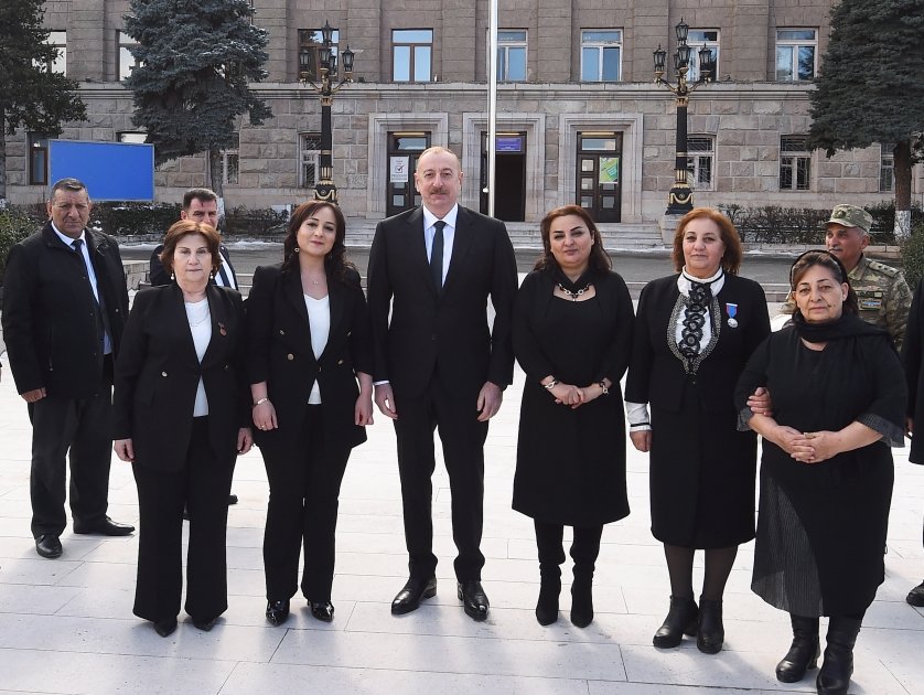 Prezident İlham Əliyev Xocalıda soyqırımı memorialının təməlini qoyub və rayon ictimaiyyətinin nümayəndələri ilə görüşüb (YENİLƏNİB) (FOTO/VİDEO)